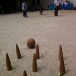 Les quilles du Poher ou de Carhaix en action (voyez la dimension de la boule!)